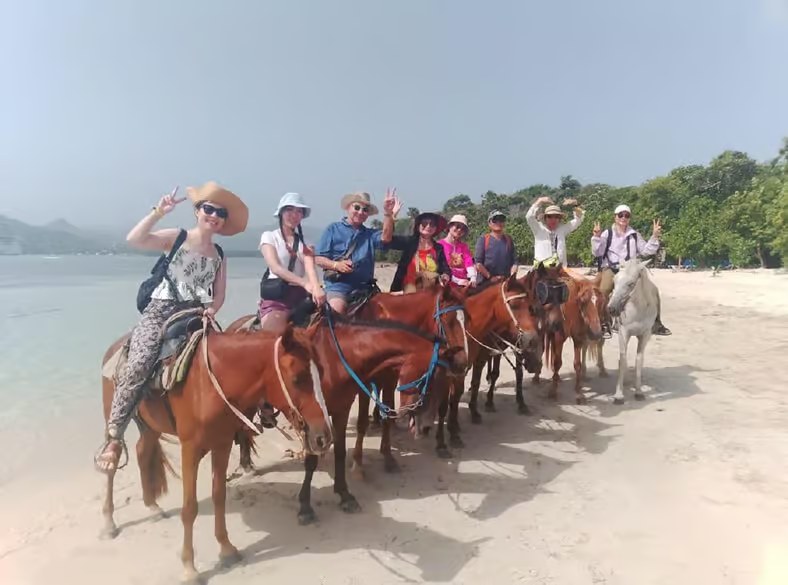Puerto Plata: Horseback Riding Along the Beach, Countryside & City (Maimón) 2